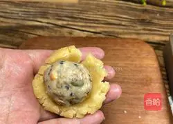 Illustration of how to make crispy five-nut mooncakes 6