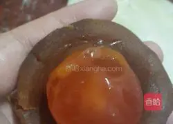 Su style Illustration of how to make egg yolk lotus mooncakes 8