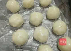 Illustration of how to make snowskin mooncakes (custard filling) 10