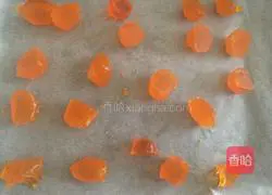 Illustration of how to make egg yolk and bean paste mooncakes 5