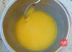 Illustration of how to make egg skin mooncakes 3