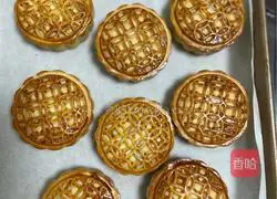Illustration of how to make Cantonese-style mooncakes with bean paste 6