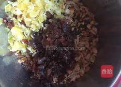 Illustration of how to make five-nut mooncakes 6