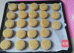 Illustration of how to make mung bean filling mooncakes 10