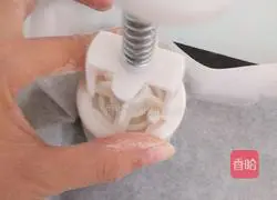 Illustration of how to make fruit-filled mooncakes 12