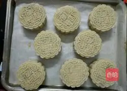 Illustration of how to make nut mooncakes 6
