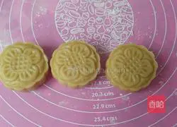 Illustration of how to make pumpkin filling mooncakes 8