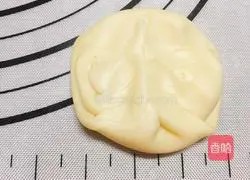 Illustration of how to make fresh meat mooncakes 15