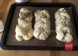 Illustration of how to make bean paste and crispy braided bread 12