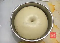 Illustration of how to make kitten squeeze buns 4