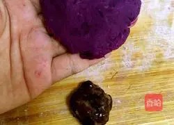 Illustration of how to make purple potato and red bean filling mooncakes 4