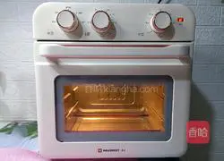 Illustration of how to make bean paste mooncakes 9