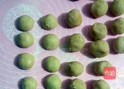 How to make white lotus paste and egg yolk Cantonese mooncakes Illustration 6