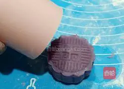Illustration of how to make purple sweet potato and rose bean paste mooncakes 15