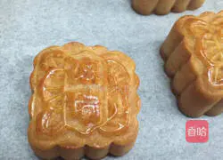 Illustration of how to make Cantonese mooncakes with bean paste and egg yolk 14