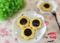 Illustration of how to make blueberry jam cookies 14