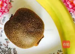 Illustration of how to make banana toast rolls 4