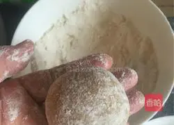 Illustration of how to make five-nut mooncakes 9