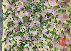 Illustration of how to make salad colored meat floss bread 8