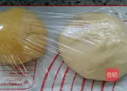 Illustration of how to make crispy egg yolk mooncakes 1