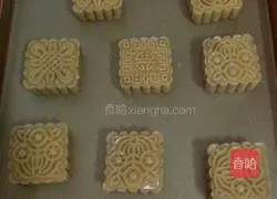 Recipe for Cantonese-style bean paste and egg yolk mooncakes 9