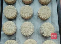 Illustration of how to make black rice stuffed mooncakes 24