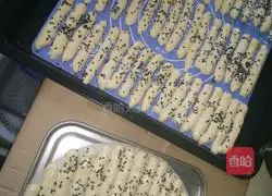 Illustration of making finger biscuits 6