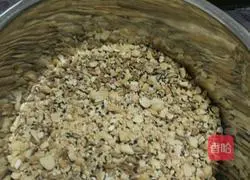 Illustration of how to make five-nut mooncake filling 3