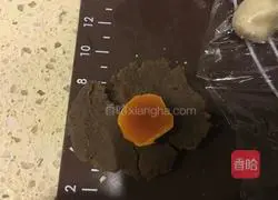 Illustration of how to make bean paste mooncakes 5