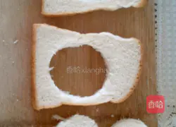 Illustration of how to make heart-shaped egg toast 2