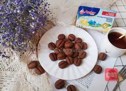 Illustration of making coffee bean cookies 12