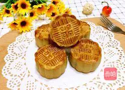 Illustration of how to make egg yolk and bean paste mooncakes 1