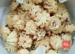 Illustration of how to make cranberry cookies 7