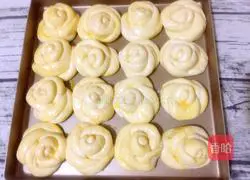 Illustration of how to make rose bread 19