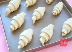 Illustration of how to make croissants 16
