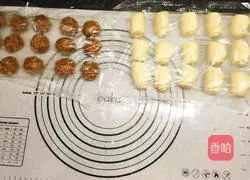 Illustration of how to make fresh meat mooncakes 13