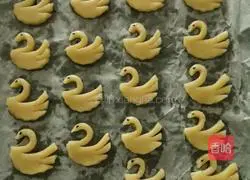 Illustration of how to make swan biscuits 11