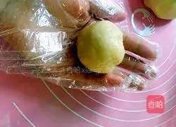 Illustration of how to make snowskin mooncakes with custard filling 7