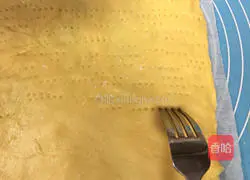 Illustration of how to make salad colored meat floss bread 6