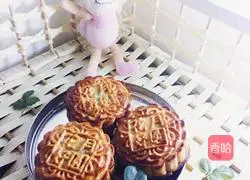Illustration of how to make egg yolk and white lotus paste mooncakes 10