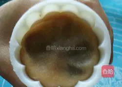 Illustration of how to make Cantonese-style mooncakes with bean paste 16