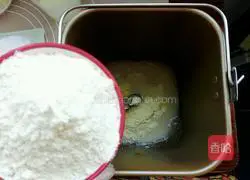 Illustration of how to make half-moon soft-core bread 3