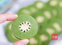 Illustration of how to make kiwi fruit shaped biscuits 17