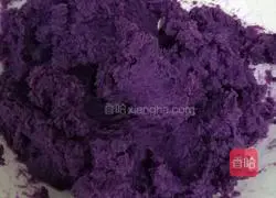 Illustration of how to make purple sweet potato and lotus paste mooncakes 2