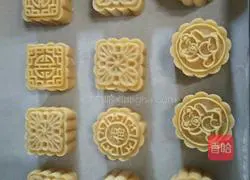 Illustration of how to make lotus paste and egg yolk mooncakes 11