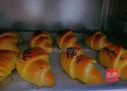 Illustration of how to make croissants 14