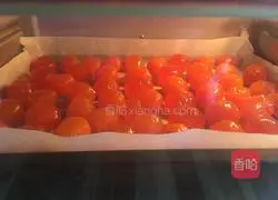 Illustration of how to make lotus paste and egg yolk mooncakes 2