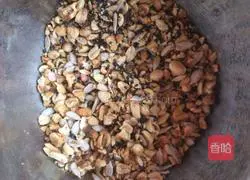 Illustration of how to make five-nut mooncakes 4