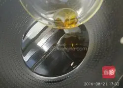 Illustration of how to make rose mixed sugar mooncakes 2