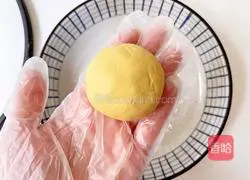 Illustration of how to make fragrant rice mooncakes 14